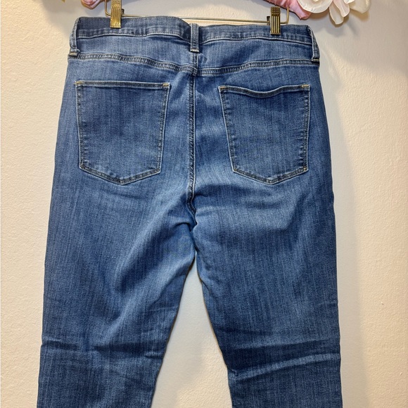 GAP Women’s Skinny Button-Fly Jeans in Dark Blue Wash - Picture 5 of 10